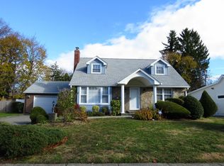 42 Woodoak Dr, Westbury, NY 11590