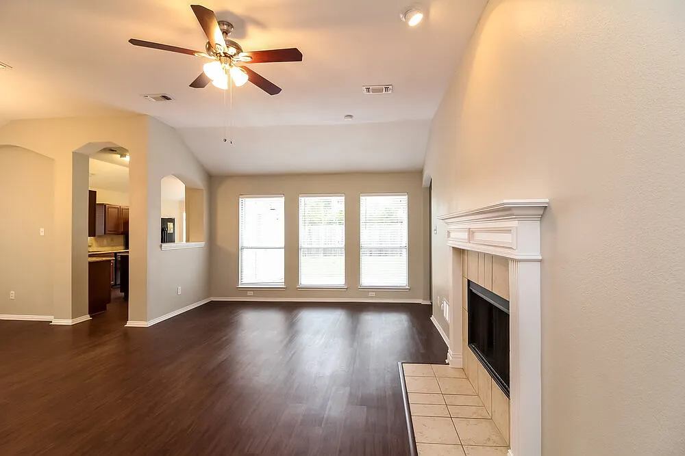 3 bed, 2.0 bath, 1745 sqft, $2,440 — Photo 3