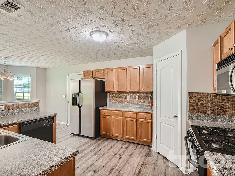 552 Howell Dr — Photo 8