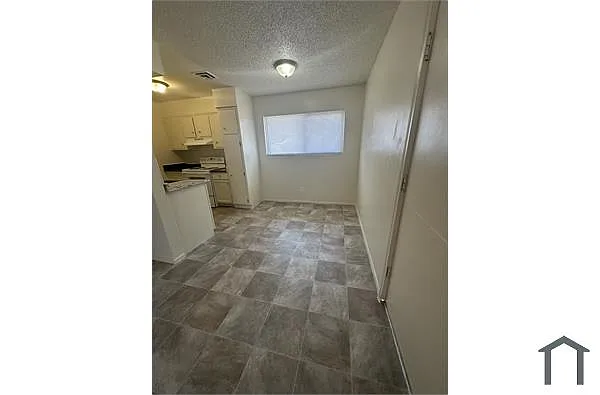 Building Photo - 2600 E Mesquite Ave #4