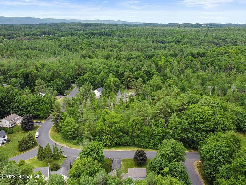 3rd image of 515 Acland Boulevard