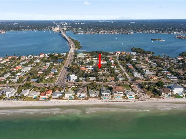 941 Palm Dr, Belleair Beach, FL 33786