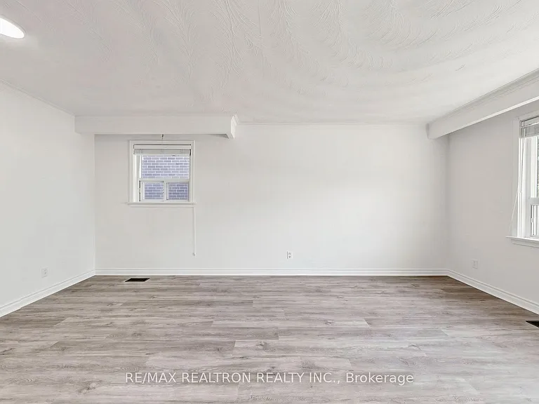 398 Connaught Ave — Photo 12