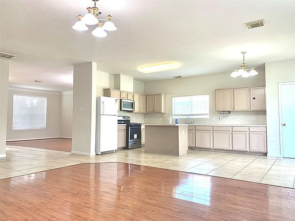 4th image of 9641 Weldridge Dr