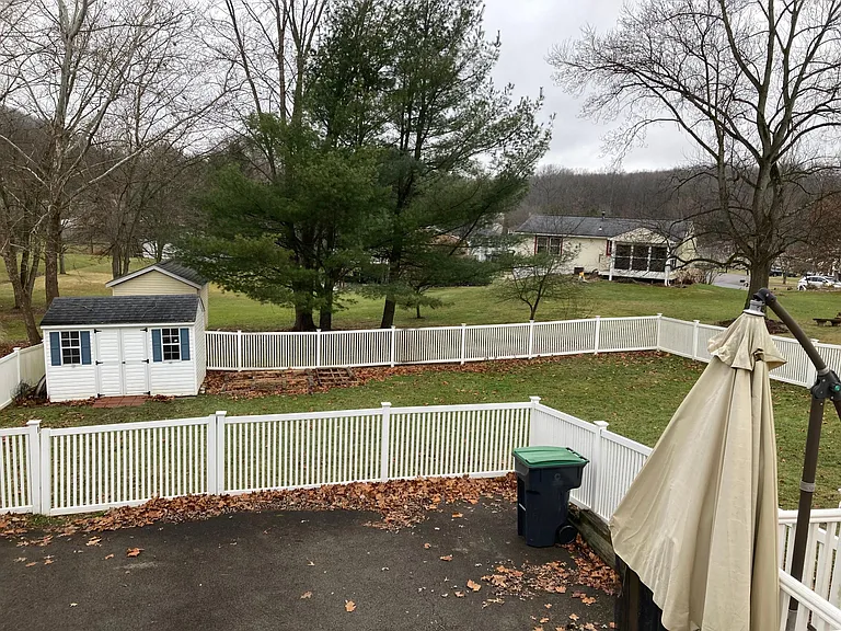 426 Deerfield Dr — Photo 3