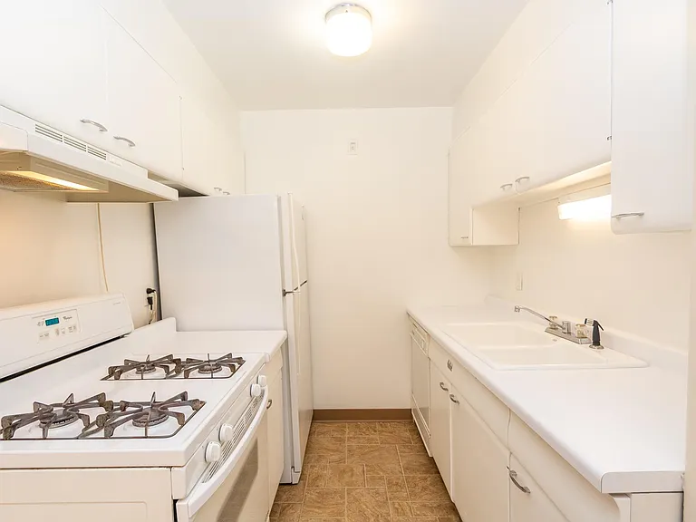2920 Dean Parkway Apartments — Photo 11