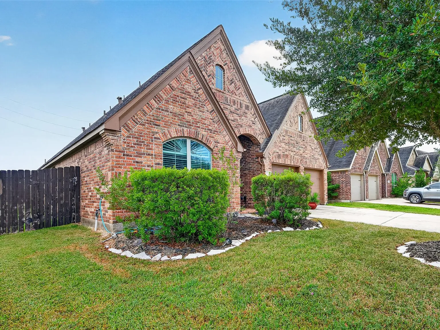 4 bed, 2.5 bath, 2329 sqft, $3,800 — Photo 4