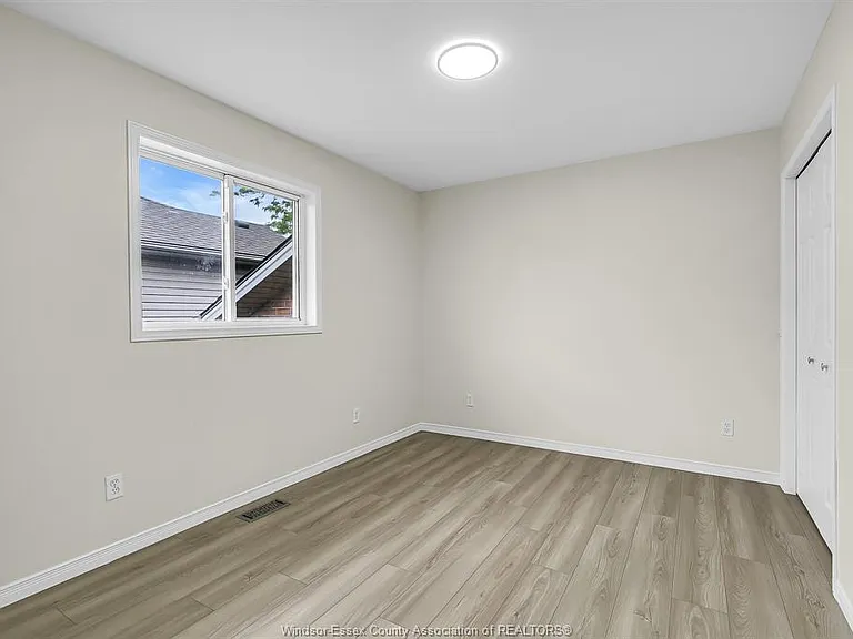 965 Banwell Rd — Photo 16
