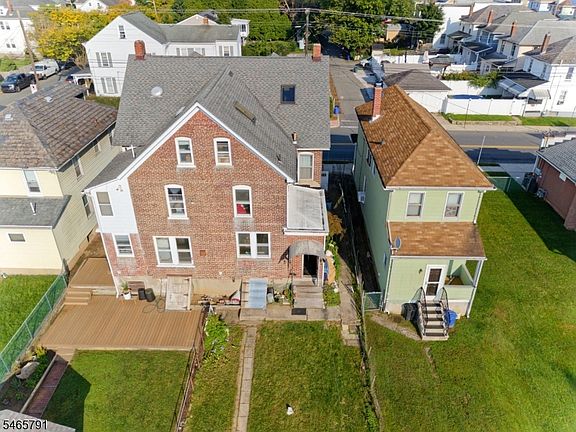 5th image of 390 Heckman St