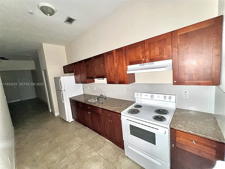 1253 SW 2nd St #209 — Photo 6