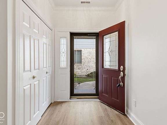 4th image of 924 Fenway Ct