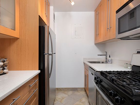 3rd image of 301 E 79th St APT 3G