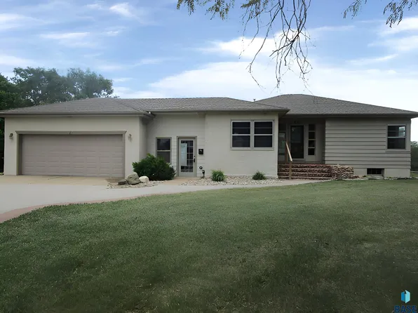 610 Maple St, Yankton, SD 57078
