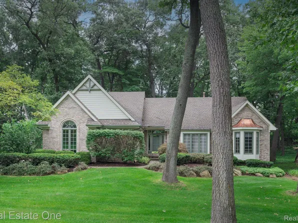 8140 High Point Trl, White Lake, MI 48386