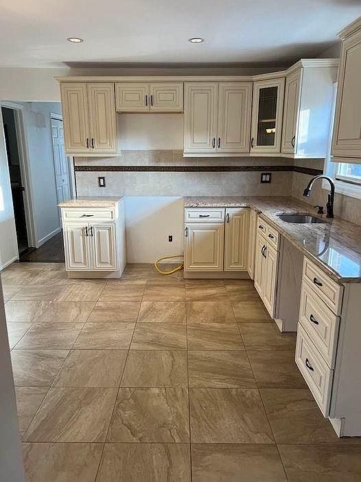 very big eatin kitcen