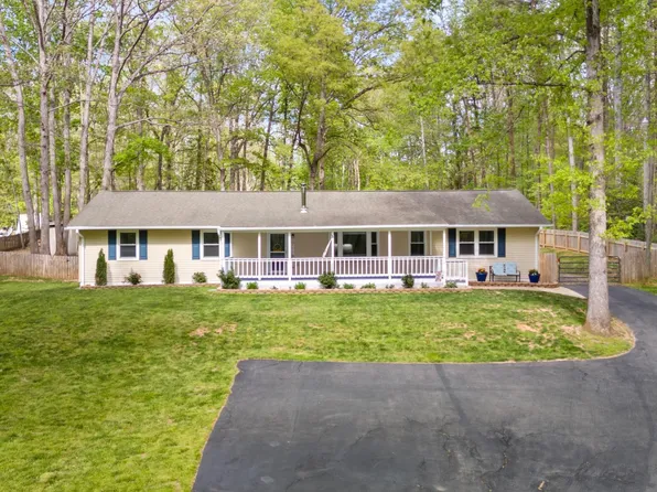 8 Colyer Rd, Fredericksburg, VA 22406