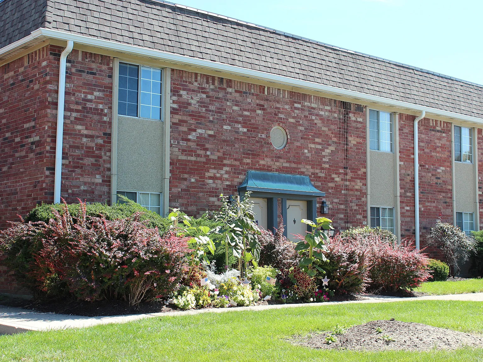 Braeburn Village — Photo 1