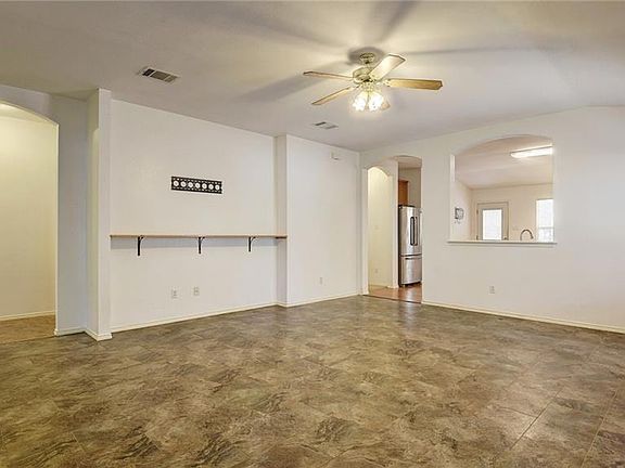 5th image of 443 McDonald Ln W