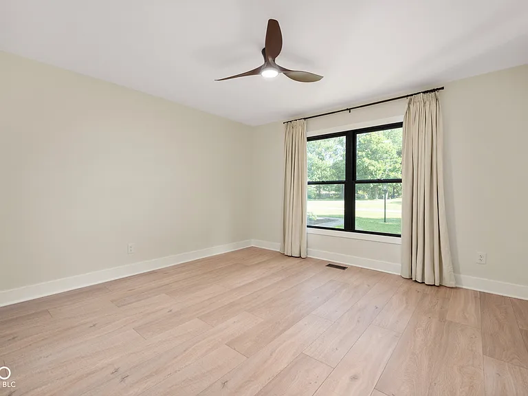 910 Williamsburg Ln — Photo 18