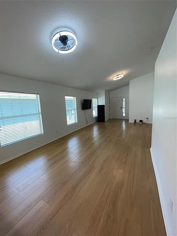 3 bed, 2.0 bath, 1284 sqft, $2,300 — Photo 2