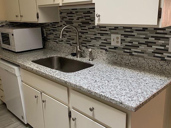 5th image of 601 W Yukon Dr