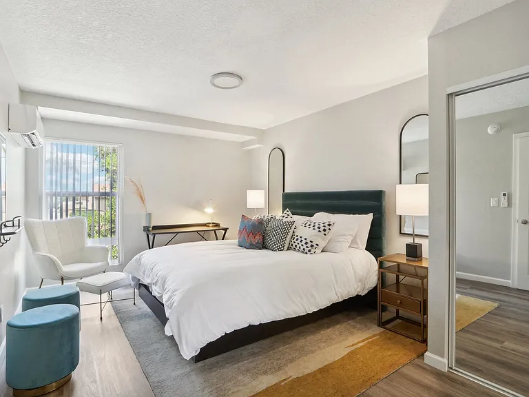 San Regis Apartments — Photo 15