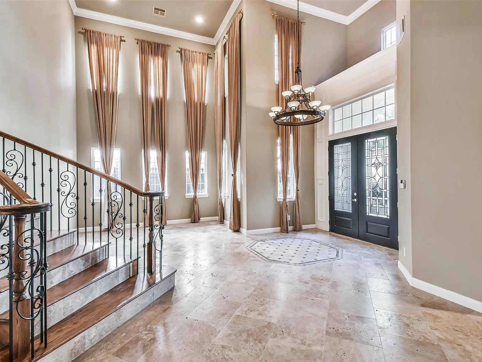6 bed, 5.5 bath, 5887 sqft, $9,000 — Photo 4