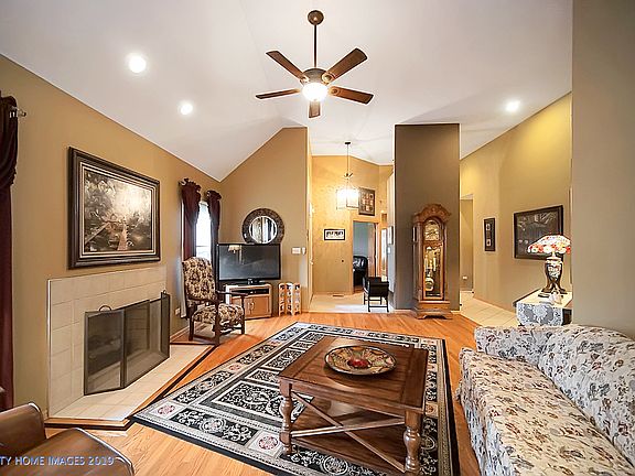 4th image of 21626 Higley Ct