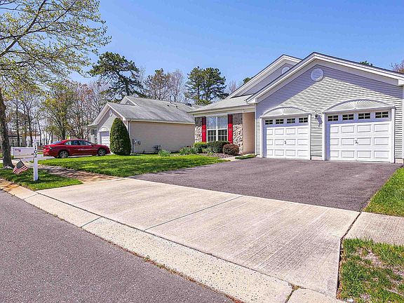 4th image of 102 Newcastle Ct