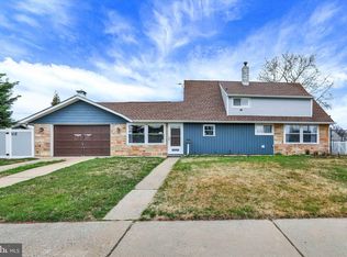 123 Goldenridge Dr, Levittown, PA 19057