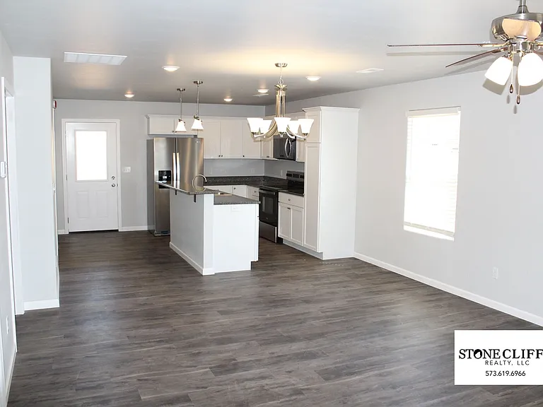 518 Kinleigh Dr — Photo 3