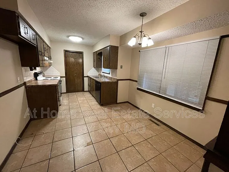 1359 S John Ave — Photo 4