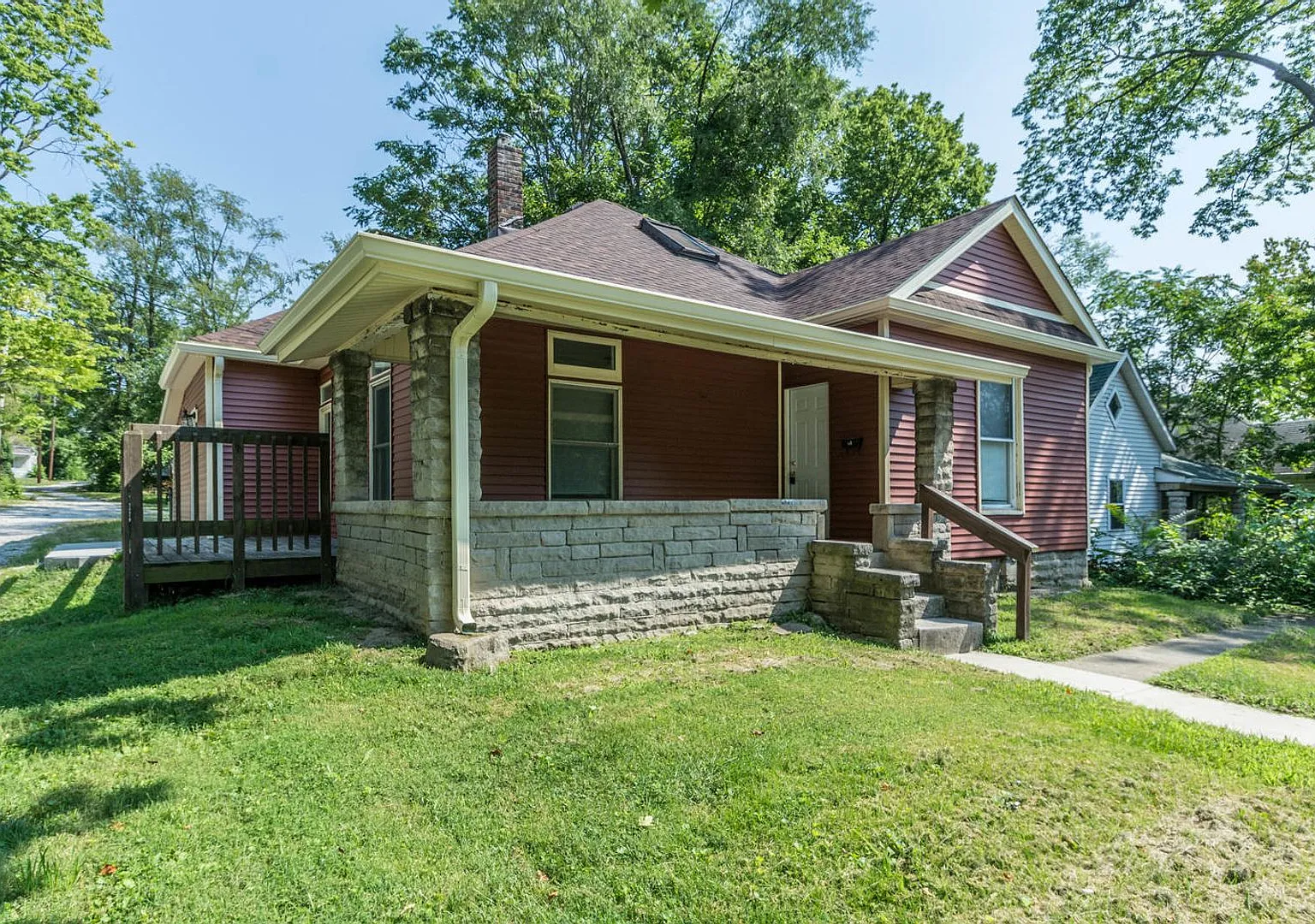 311 E 11th - 5Bed/2Bath - Onsite Parking Available! — Photo 1