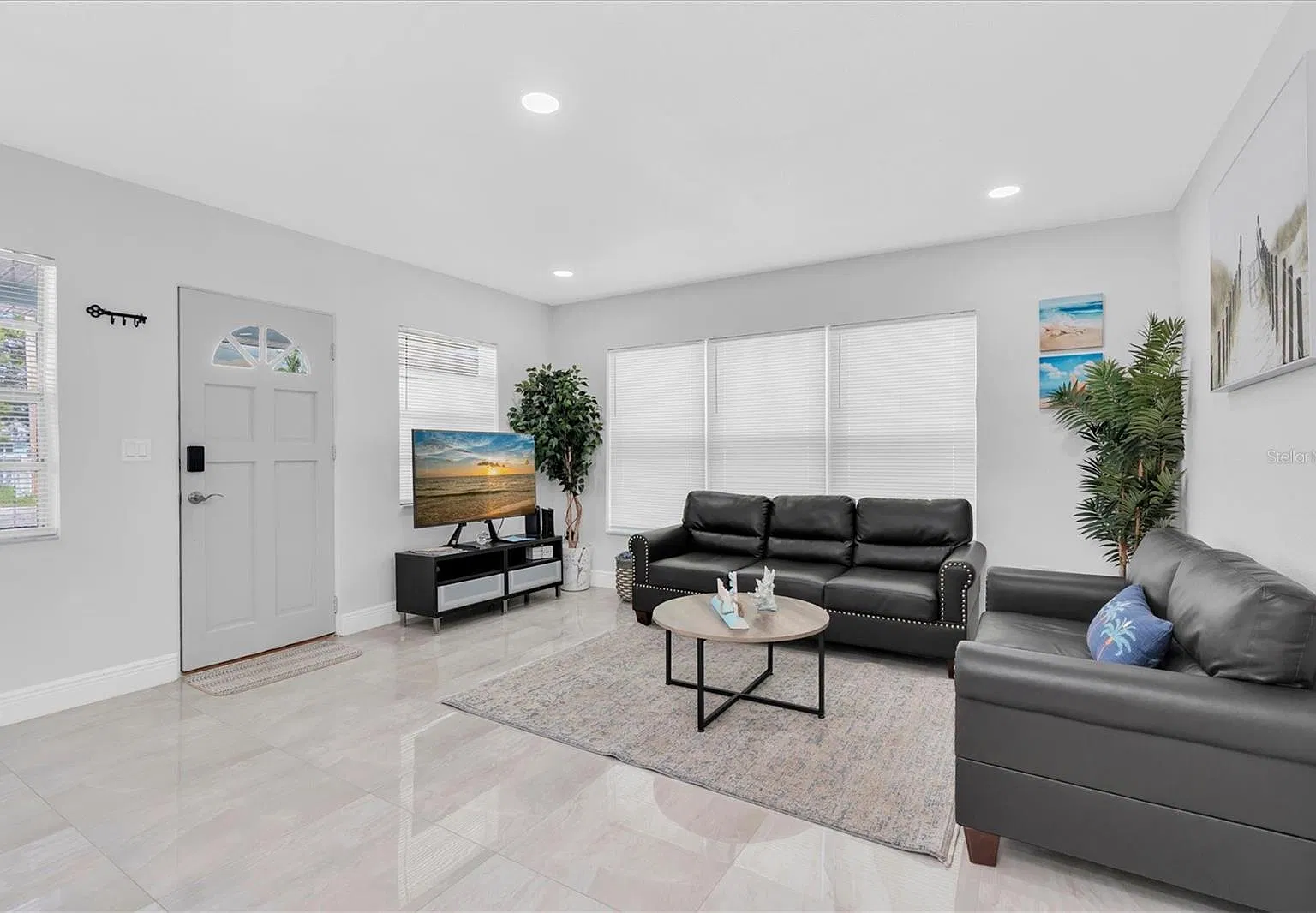 3 bed, 2.0 bath, 1396 sqft, $3,200 — Photo 4