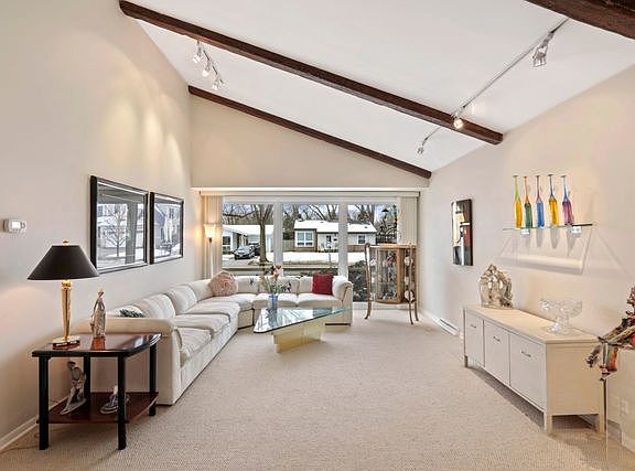 4th image of 312 Southgate Dr