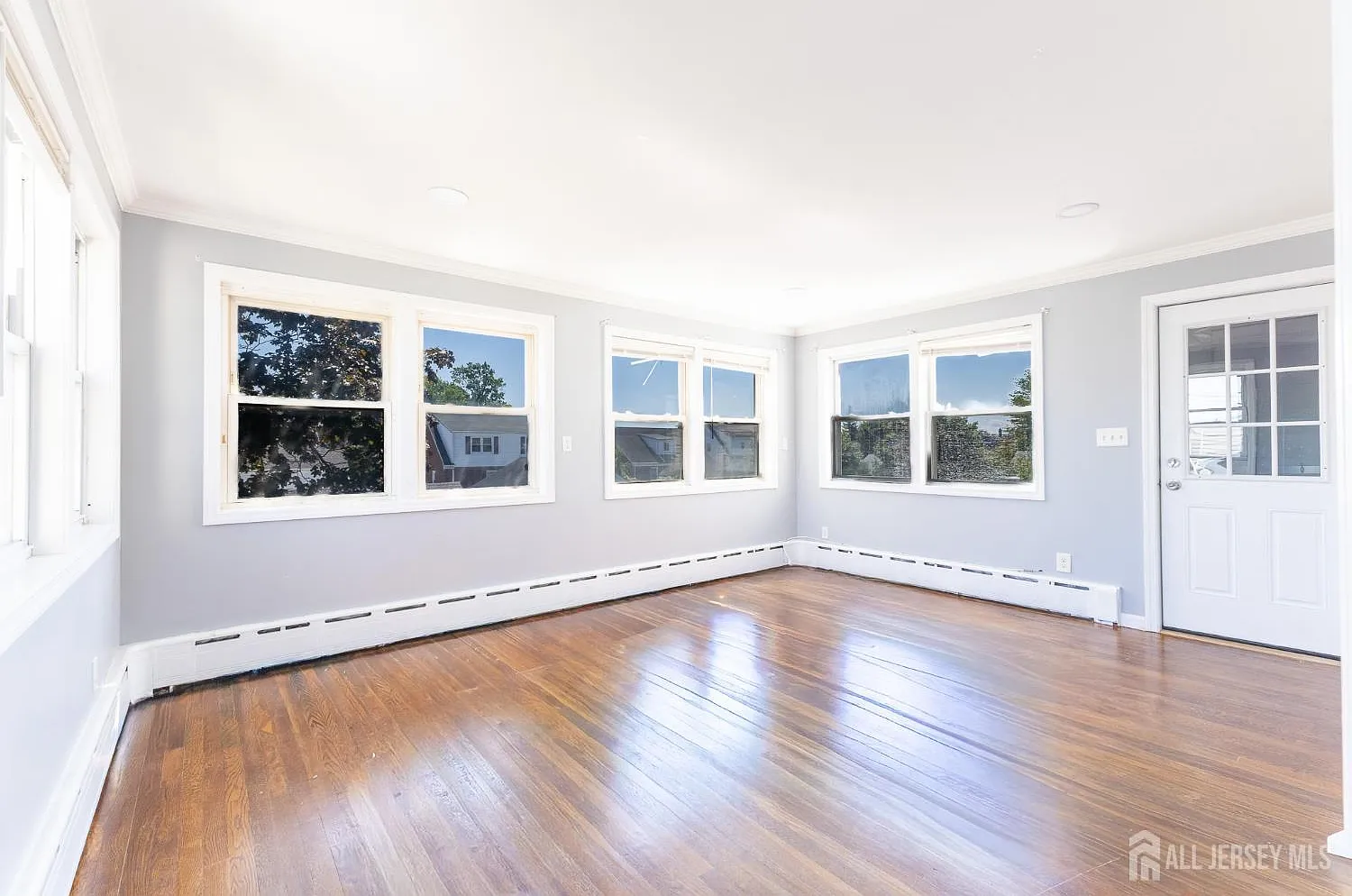 3 bed, 1.0 bath, 2822 sqft, $2,800 — Photo 1