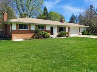365 Glasgow Dr, White Lake, MI