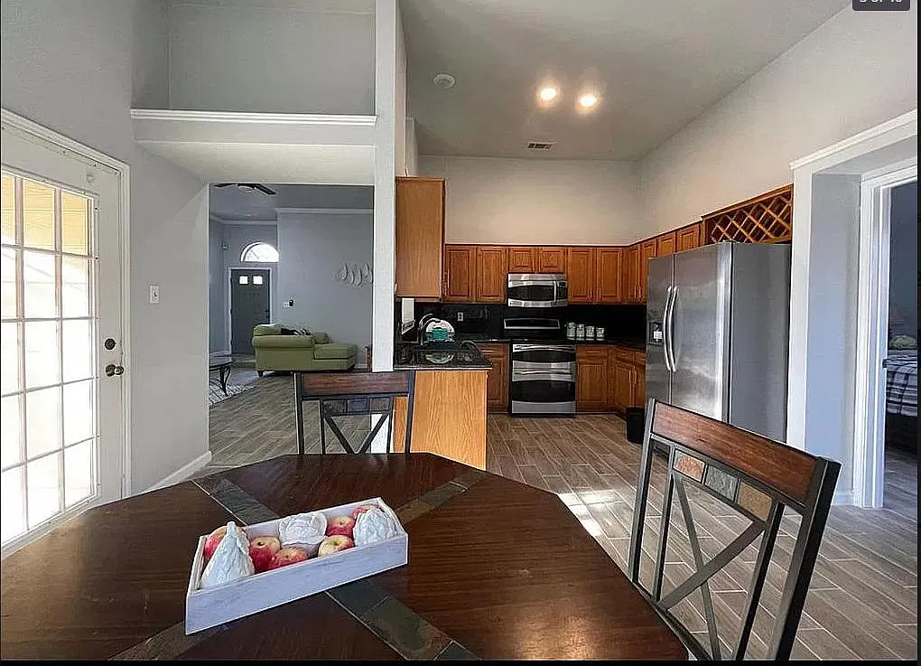 3 bed, 1500 sqft, $2,200 — Photo 2