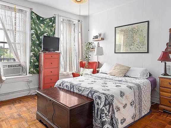 2nd image of 940 Manhattan Ave #1