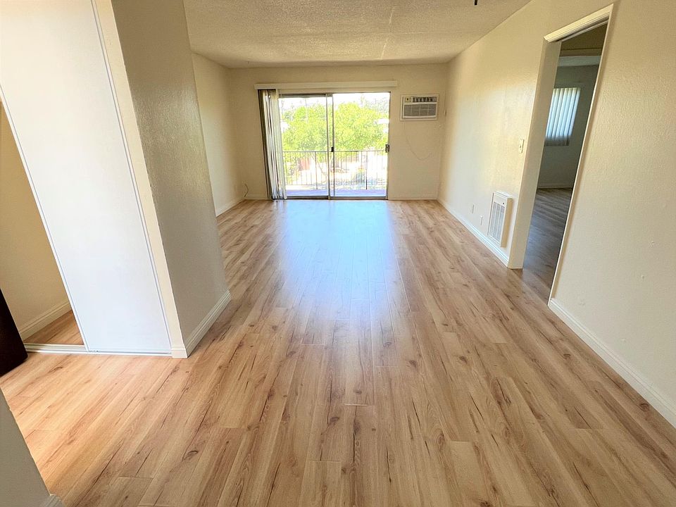 1st image of 861 N Raymond Ave #4