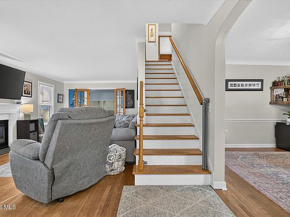 4th image of 3831 Bowen Rd