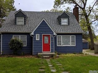 18 Massachusetts Ave, Massapequa, NY 11758