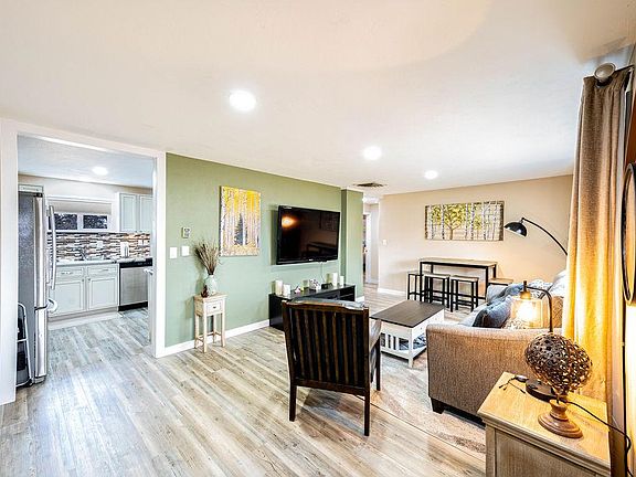 Large family room with eat-in table and electric fireplace!