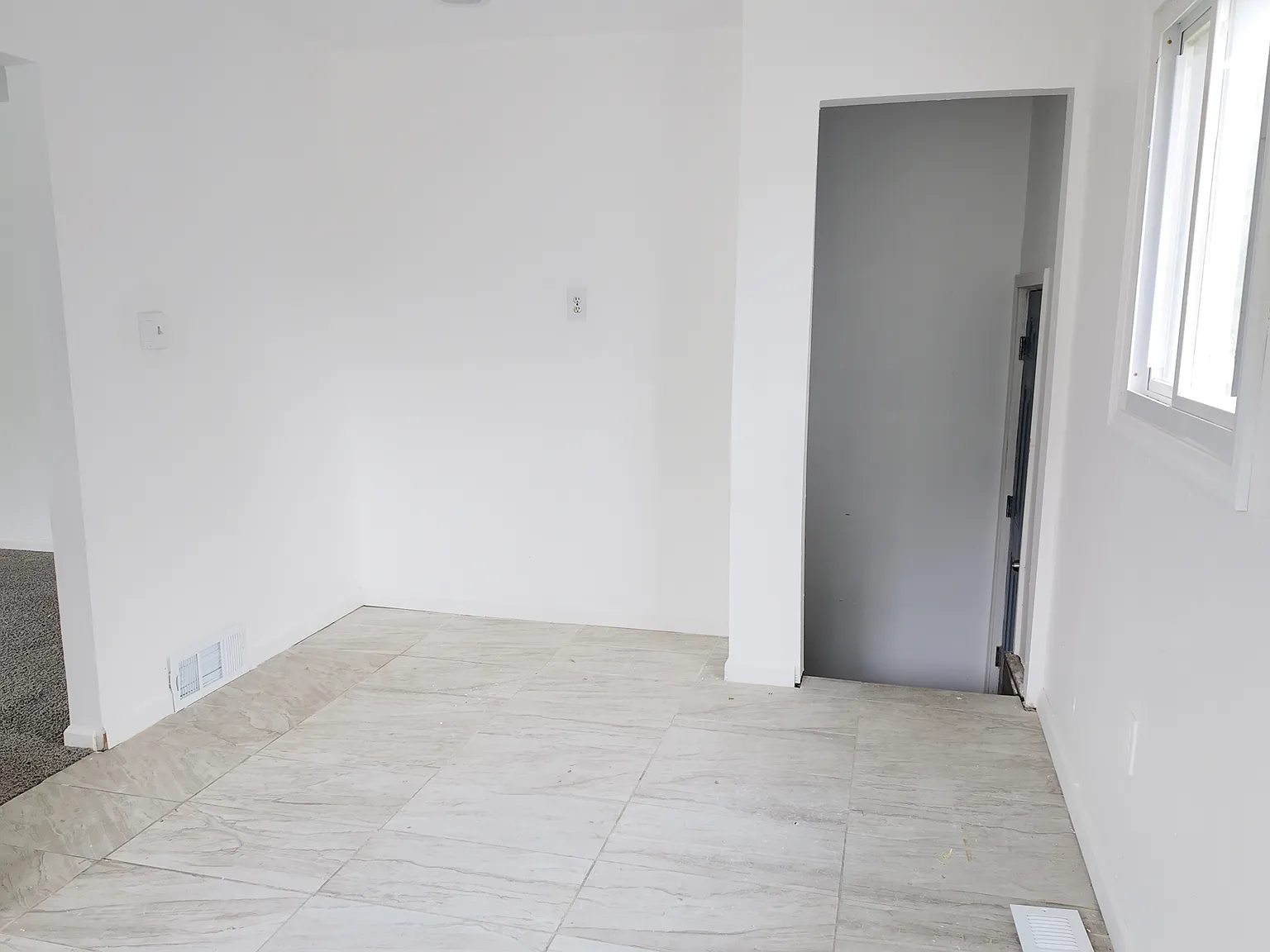 3 bed, 960 sqft, $1,330 — Photo 1