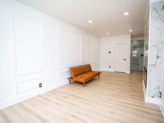 4th image of 4830 Melville Ave