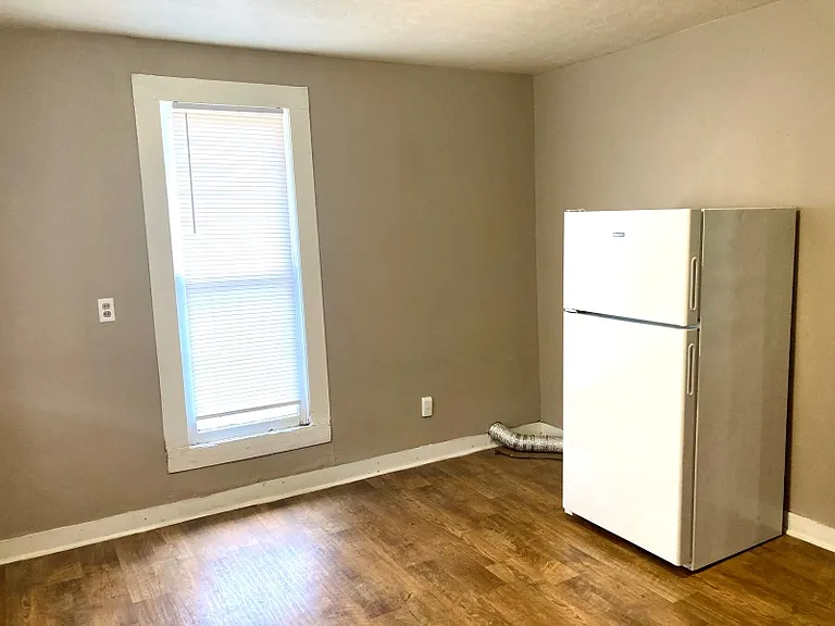 214 W South St — Photo 10