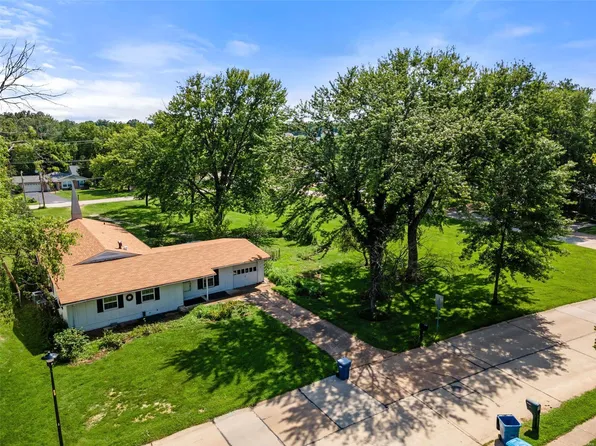 402 Whitehall Dr, Ballwin, MO 63021