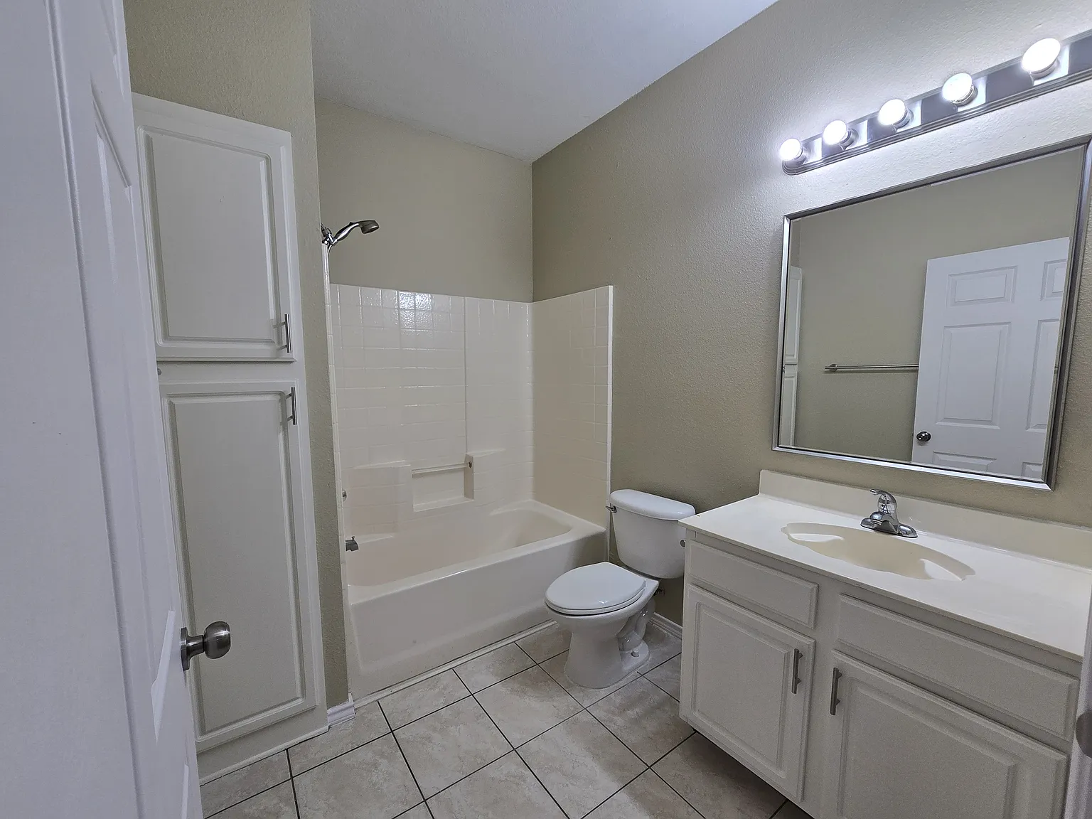 3 bed, 1276 sqft, $1,950 — Photo 2