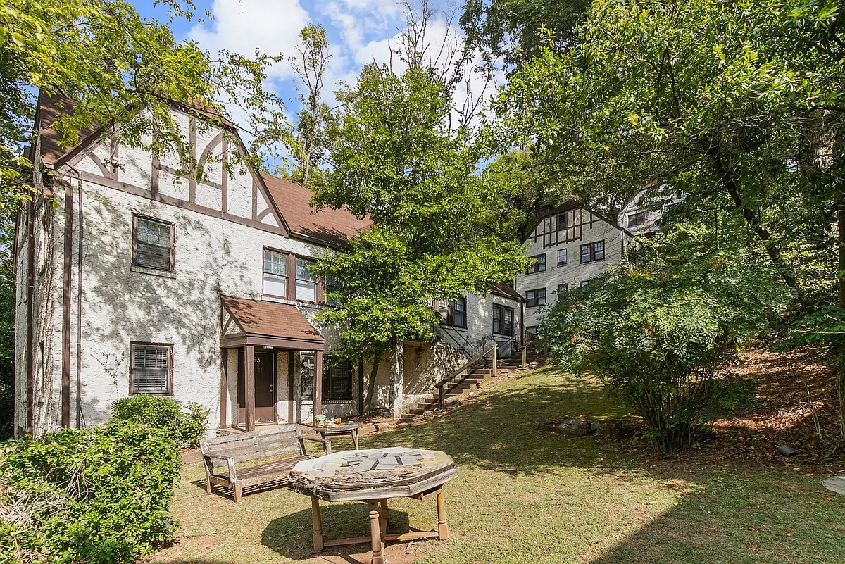 Building Photo - Manor Village
