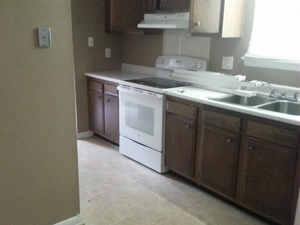 2nd image of 205 Thames Dr